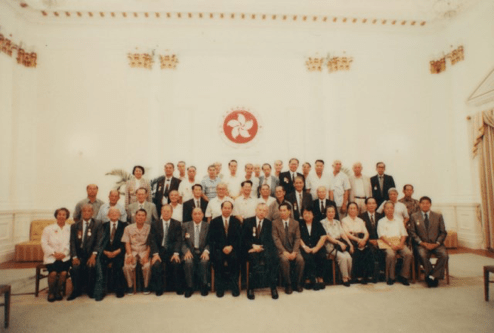 1998年「港九大隊」的部分在港老戰士在禮賓府會見前行政長官董建華。（珍姐提供）.png